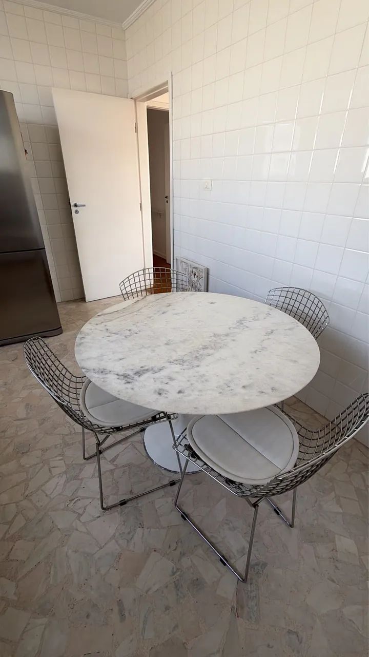 Mesa tampo de marmore e 4 cadeiras