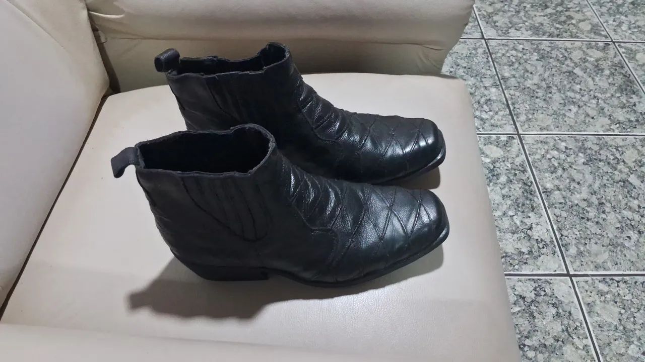 Vende-se botas de couro