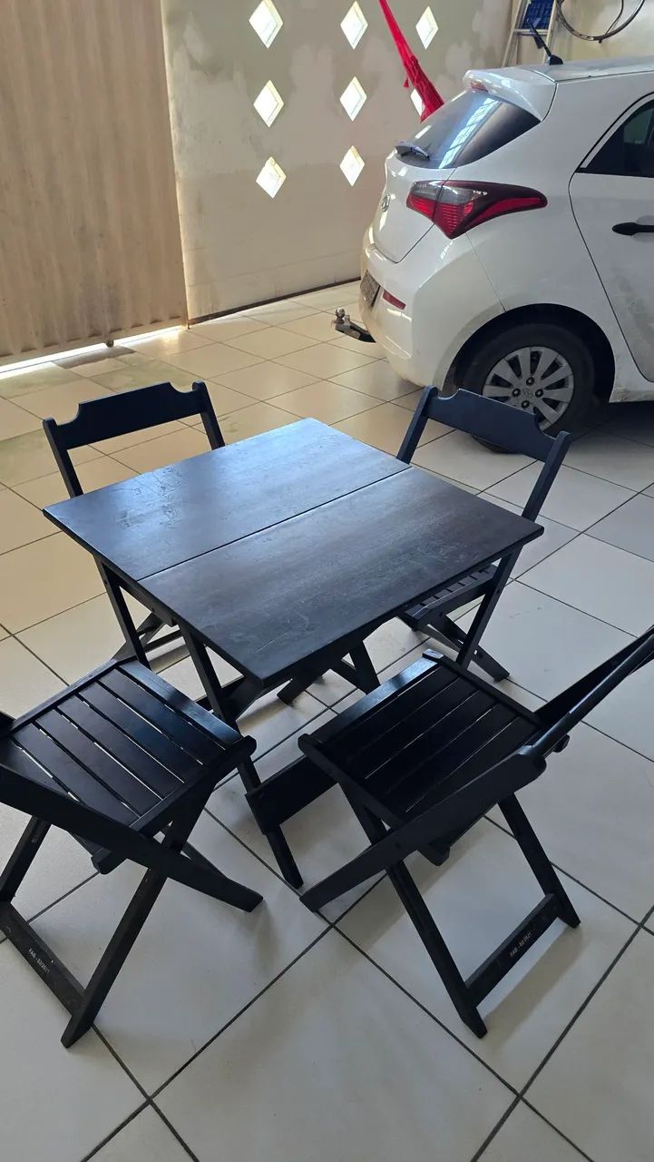 Mesa de madeira com 4 cadeiras - Foto 2