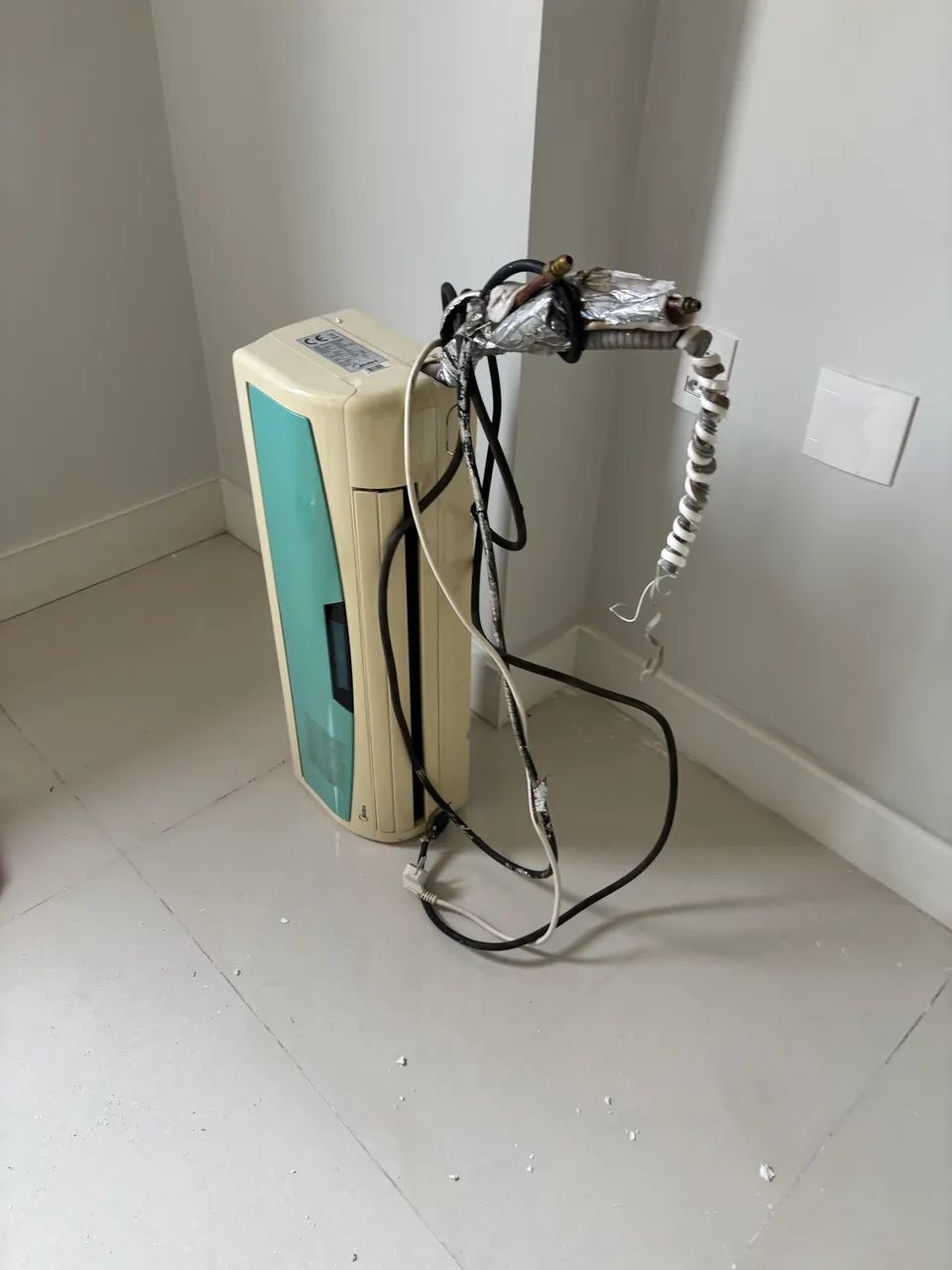 Ar Condicionado Midea 9.000btus, quente e frio , em ótimo funcionamento com suporte. - Foto 2