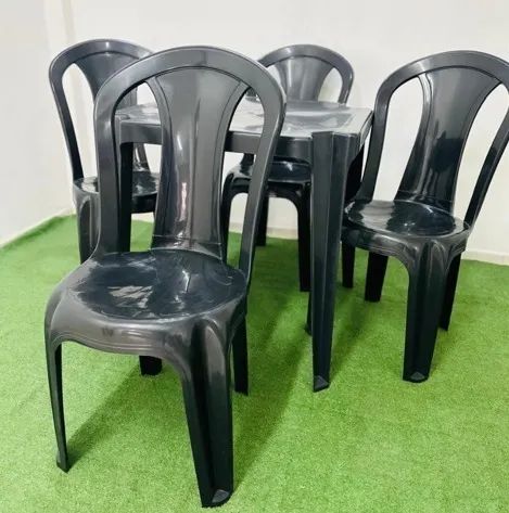Mesa com 04 Cadeiras testadas em 154kg.