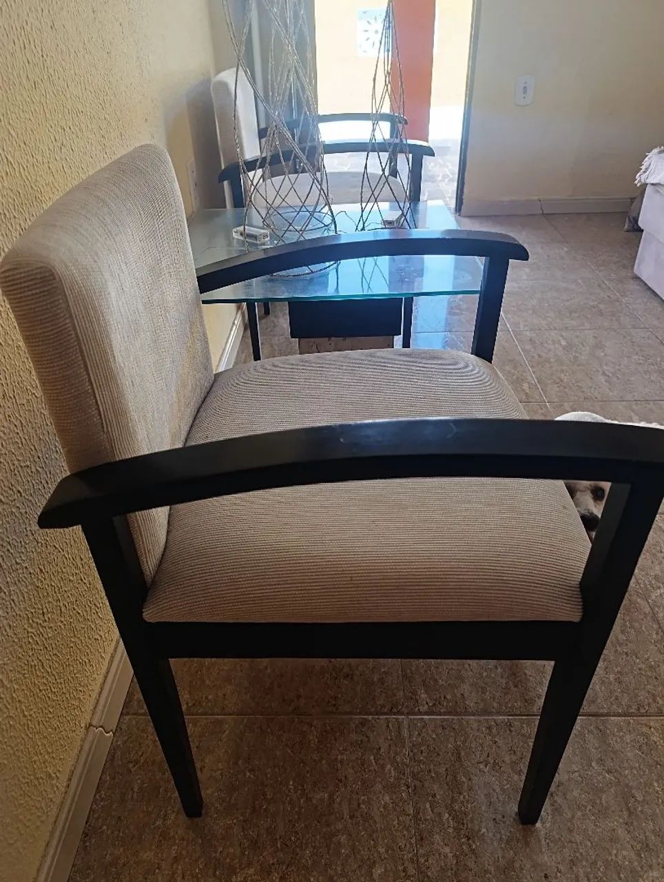 Vendo cadeira de madeira e um centro 
