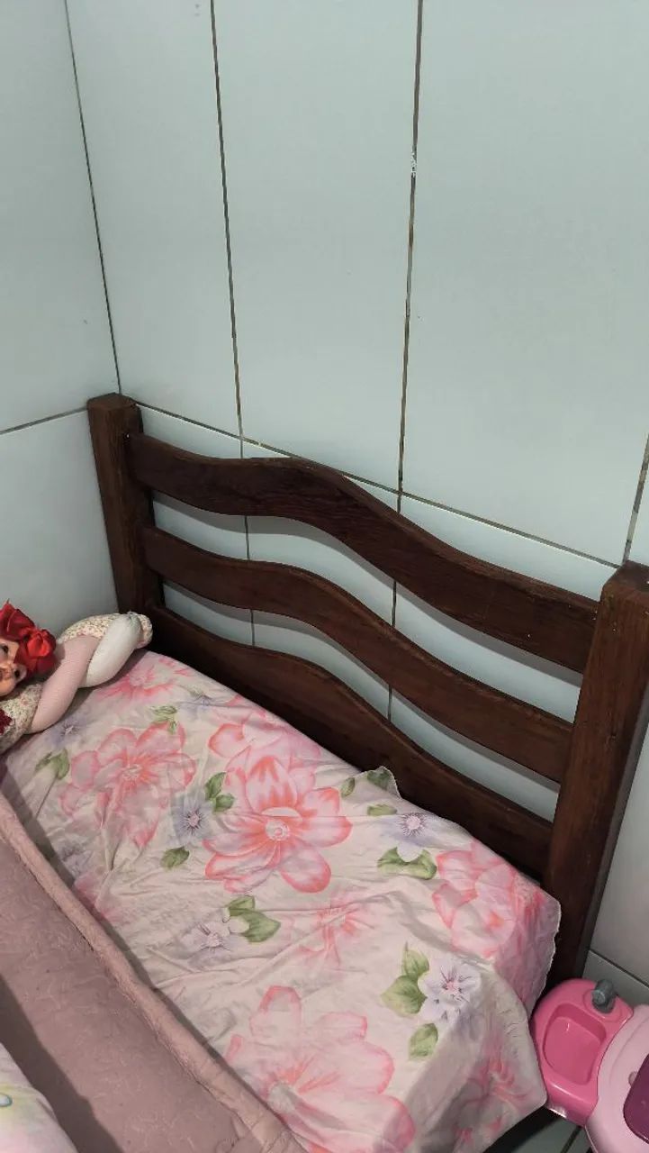 Cama solteiro de madeira