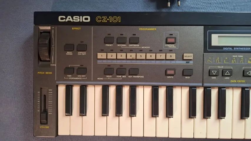 CASIO CZ-101 61鍵シンセサイザー Sintetizador Casio CZ-101 - Instrumentos musicais - Camobi, Santa