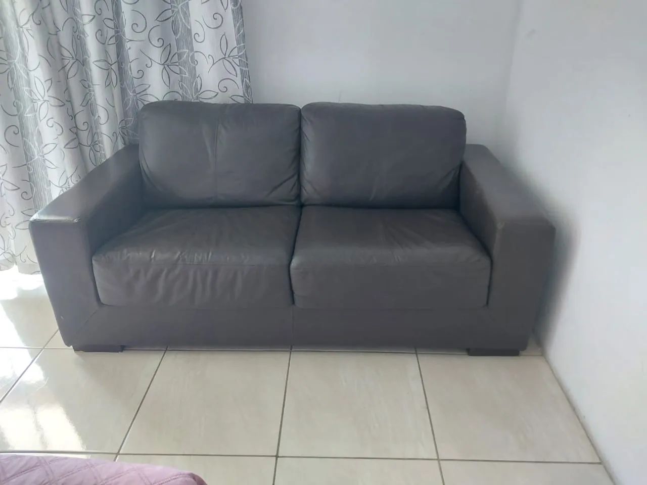 Sofá de couro marrom 65573819264386120