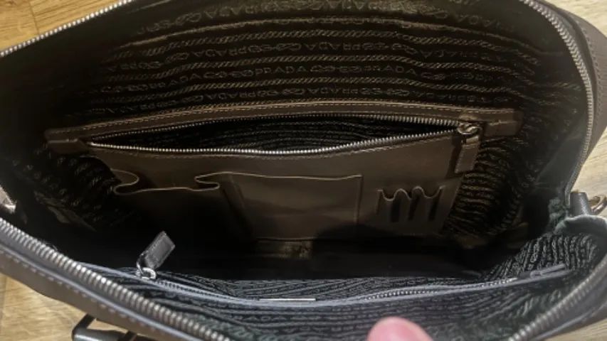 Pasta executiva Prada VA0891 Saffiano Travel em couro grafite - Foto 2