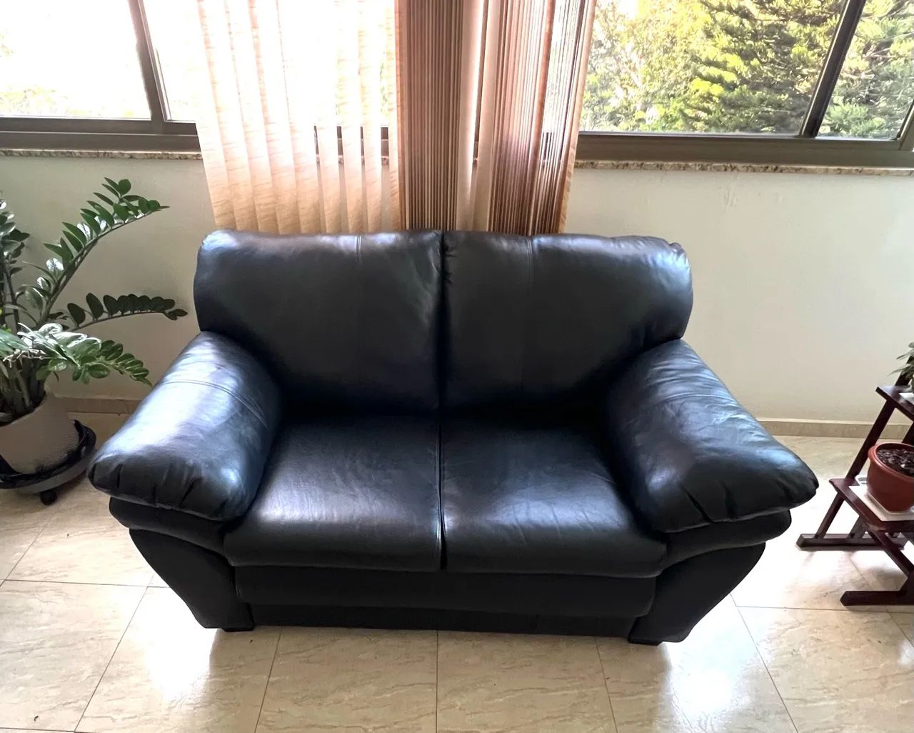 Conjunto de Sofás de Couro Preto - 2 e 3 Lugares - Foto 3