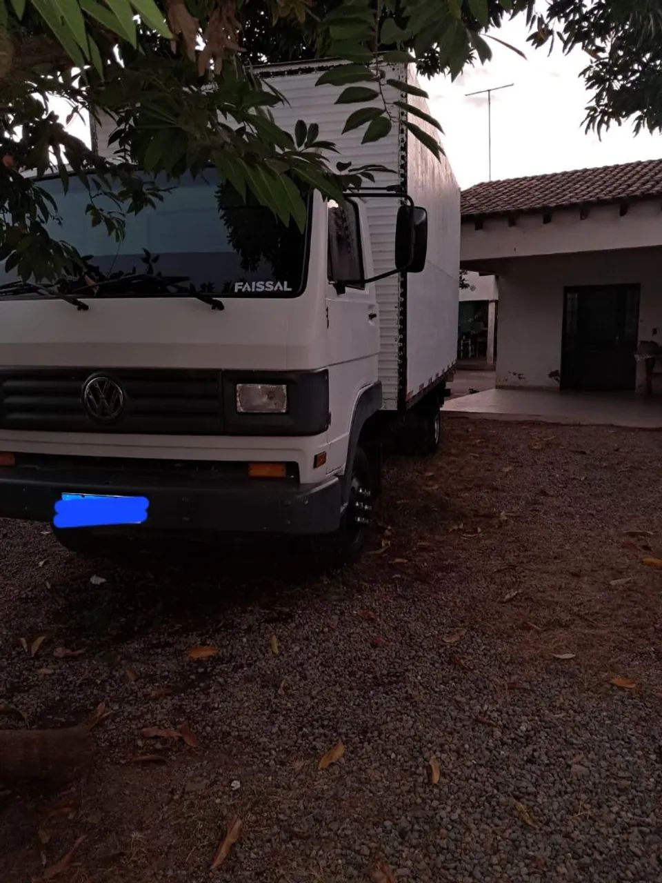 Caminhão baú modelo 7100