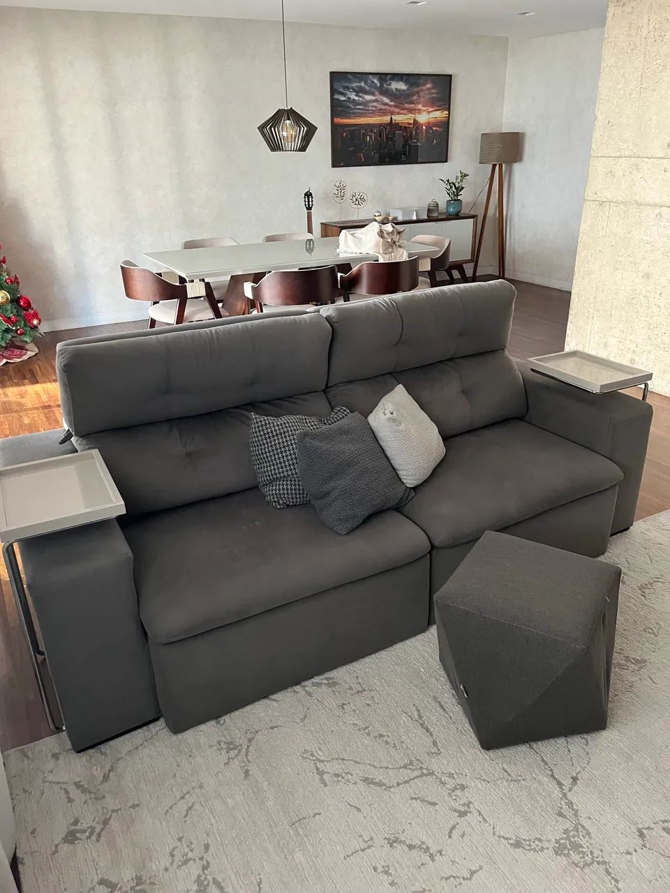 Sofá suede cinza reclinável e retrátil 2,30 m + puff - Foto 2