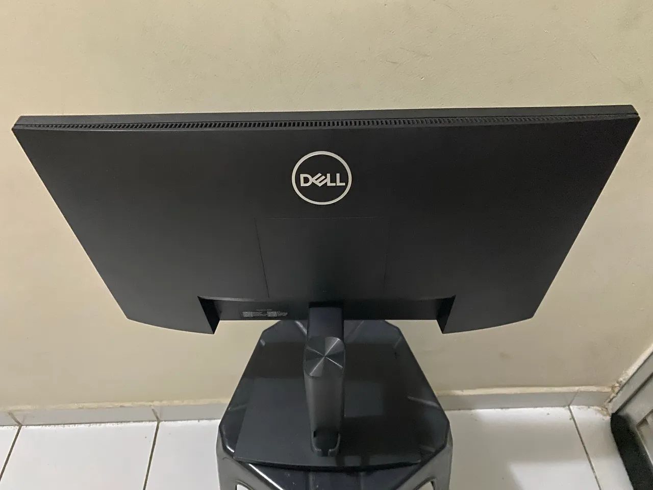 Possui resolução Full HD (1920 x 1080).  A taxa de atualização é de 75 Hz  - Foto 2