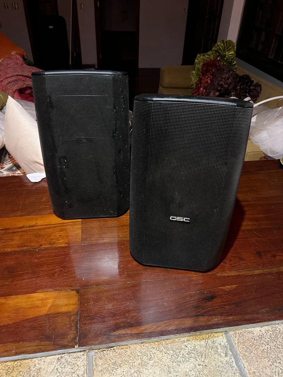 2 caixas de som QSC