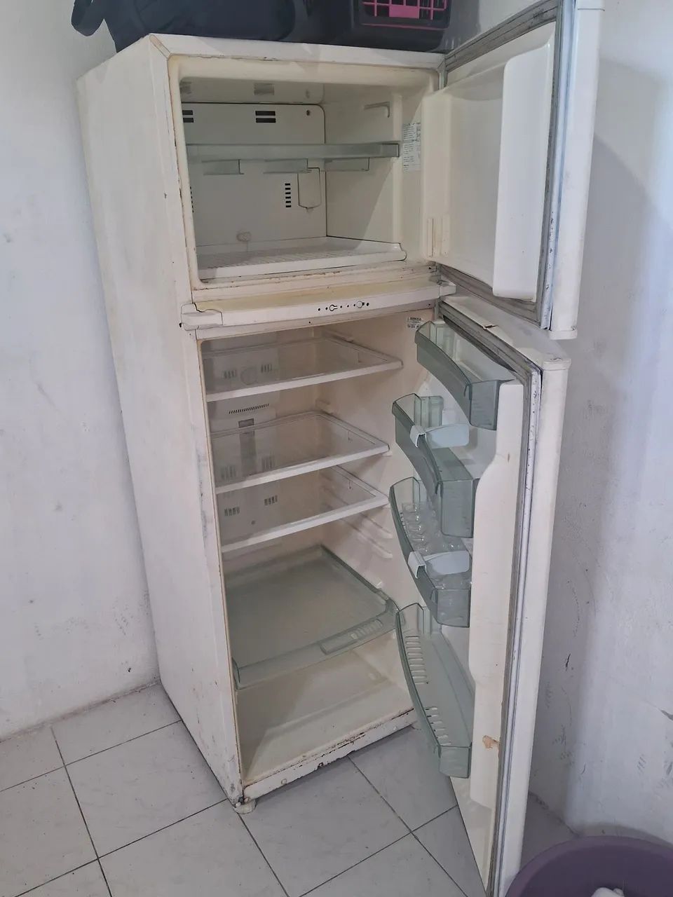 Geladeira quebrada, parou de funcionar. Valor de desapego. - Foto 2