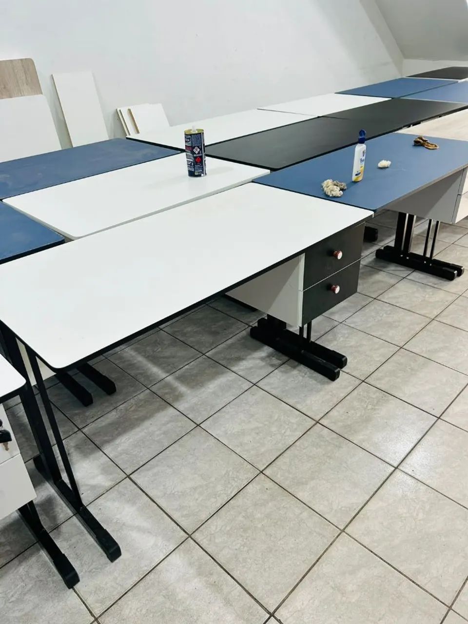 Mesa pra  escritório com duas gaveta  - Foto 2