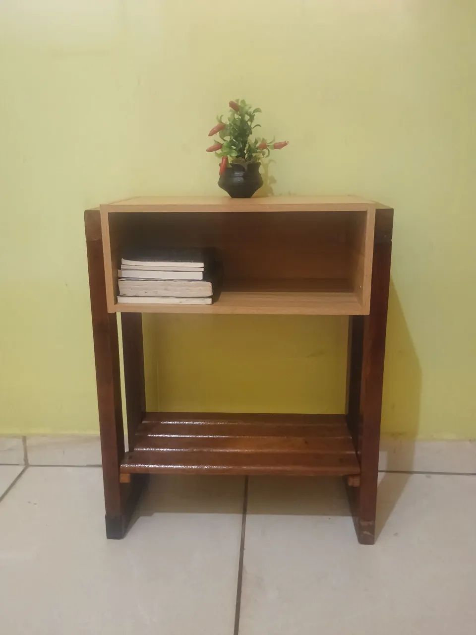 Mesa lateral / criado mudo