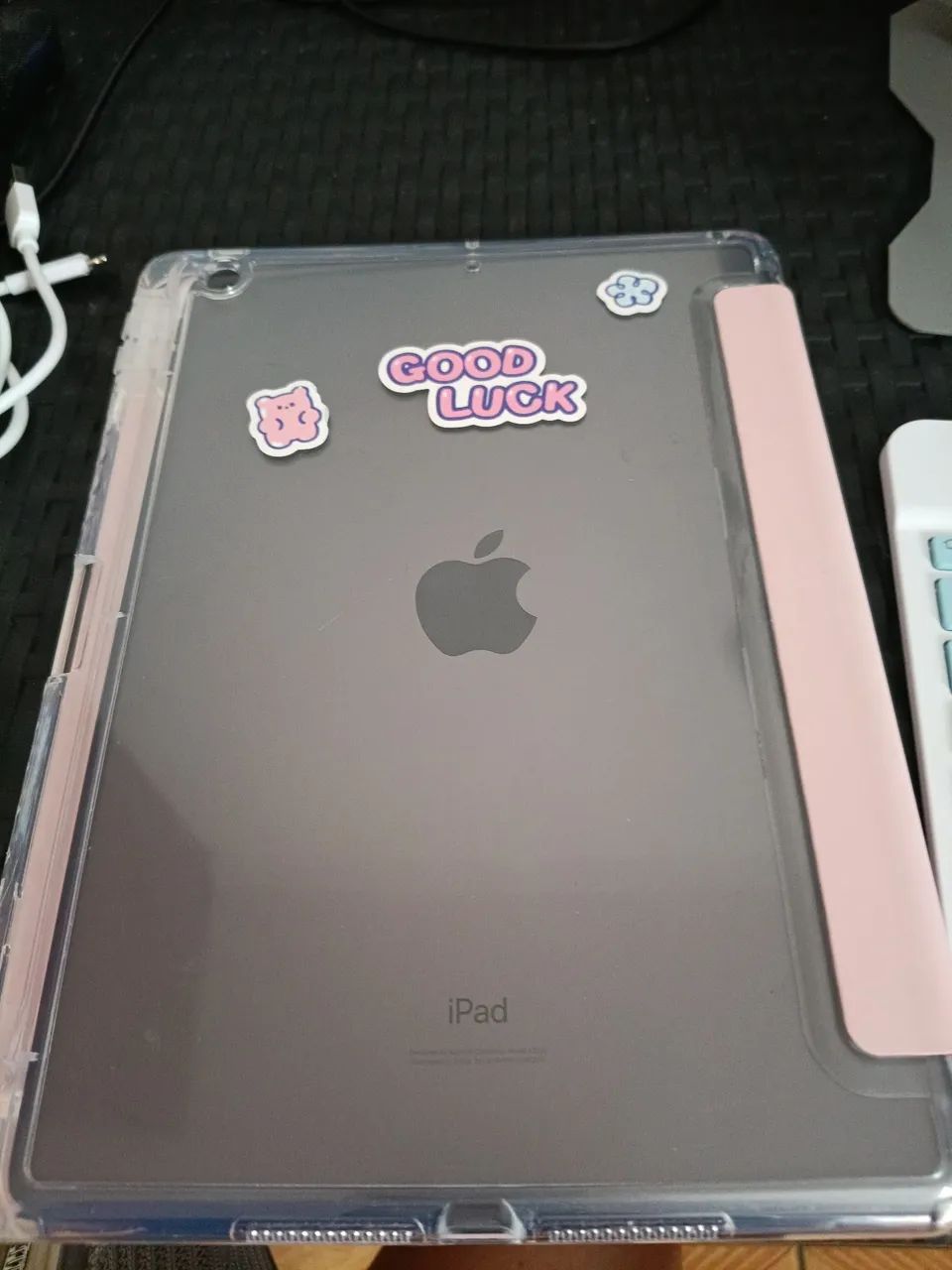 iPad 8ª Geração (10.2") + Kit Acessórios Teclado e Capa + Cabo + Suporte Ergonômico  - Foto 4
