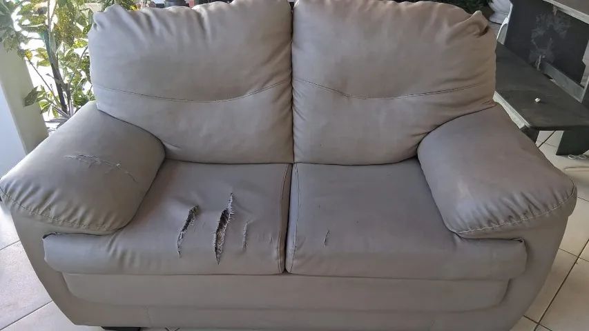 sofa, em bom estado, com um estrago somente  - Foto 2
