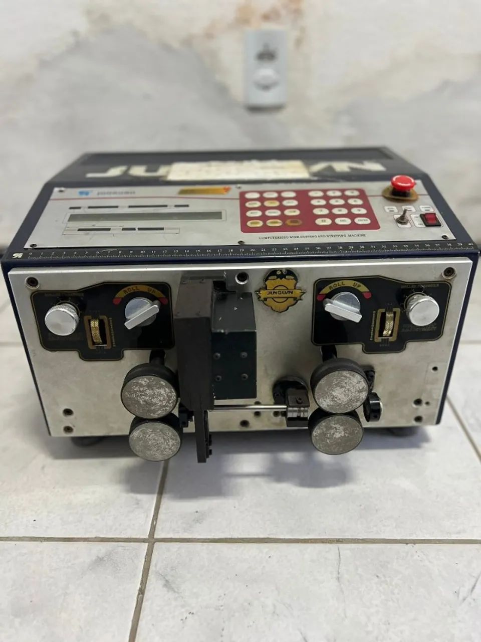 MÁQUINA DE CORTE E DECAPE DE FIOS AUTOMÁTICA