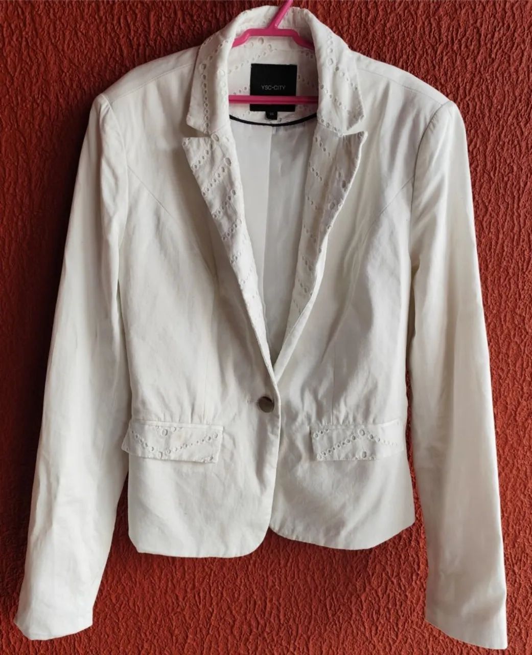 Elegância de blazer branco 