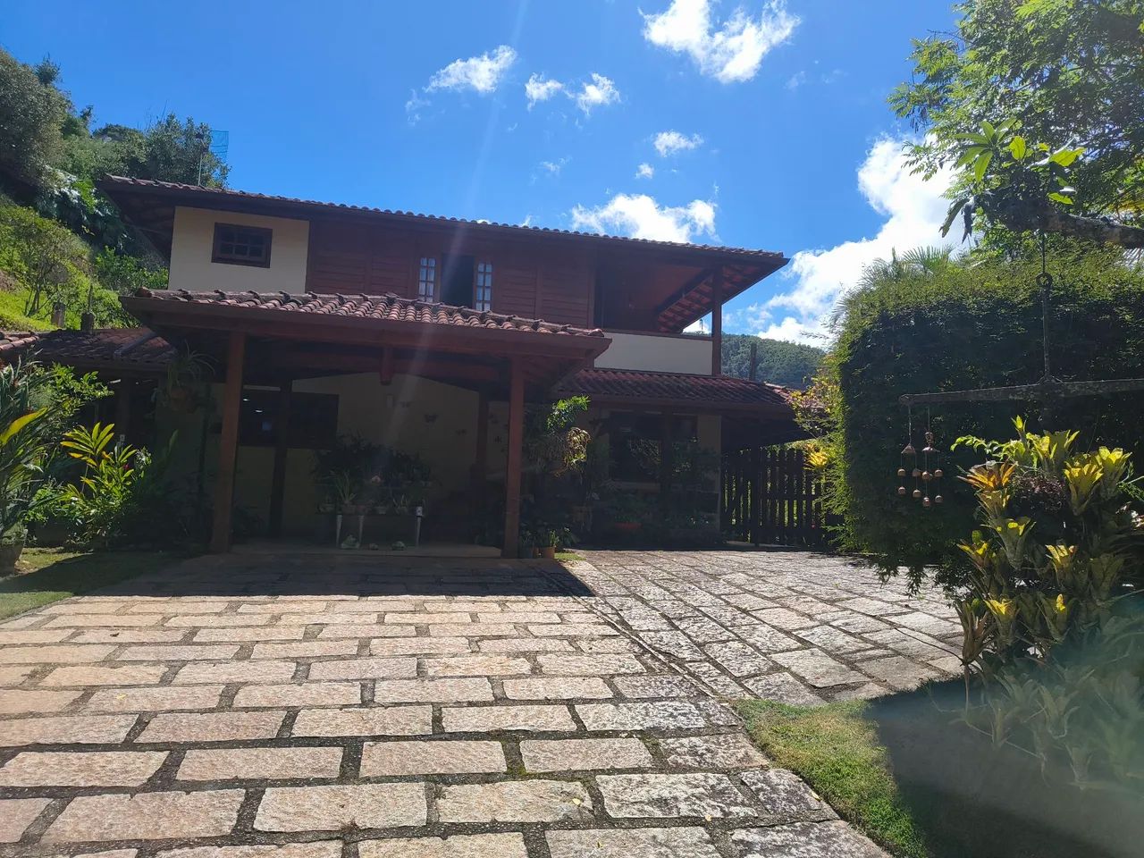 Nogueira - Casa em Rua Nobre com 4 quartos !