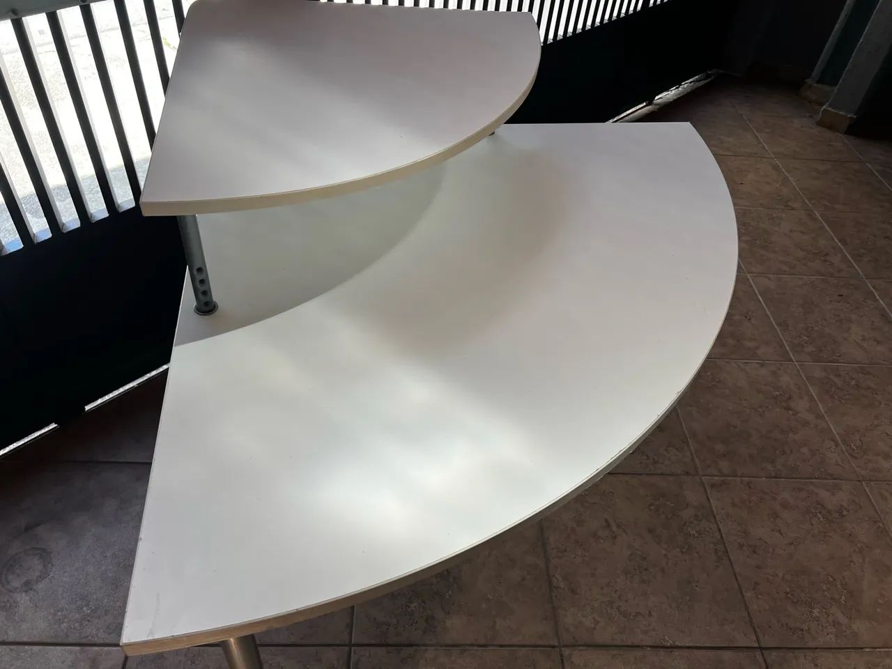 Mesa de canto tok e Stock 