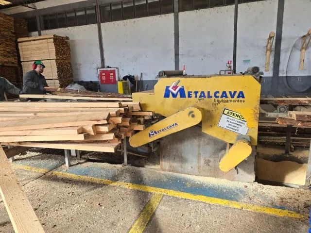 Refiladeira Metalcava Industrial com Esteiras | Serra Circular para Serraria