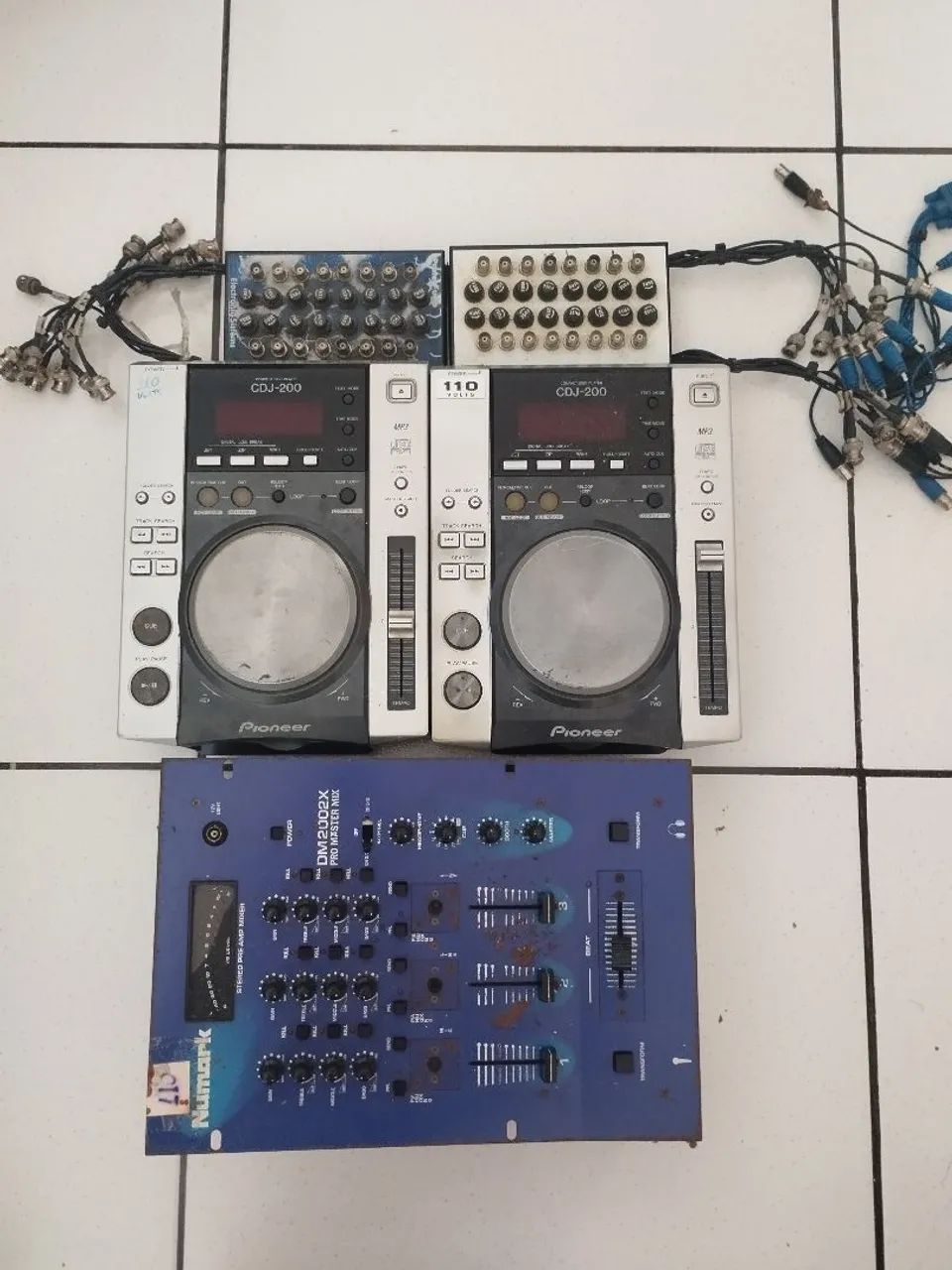 Kit DJ Pioneer CDJ-200 + Mesa Numark DM2002X