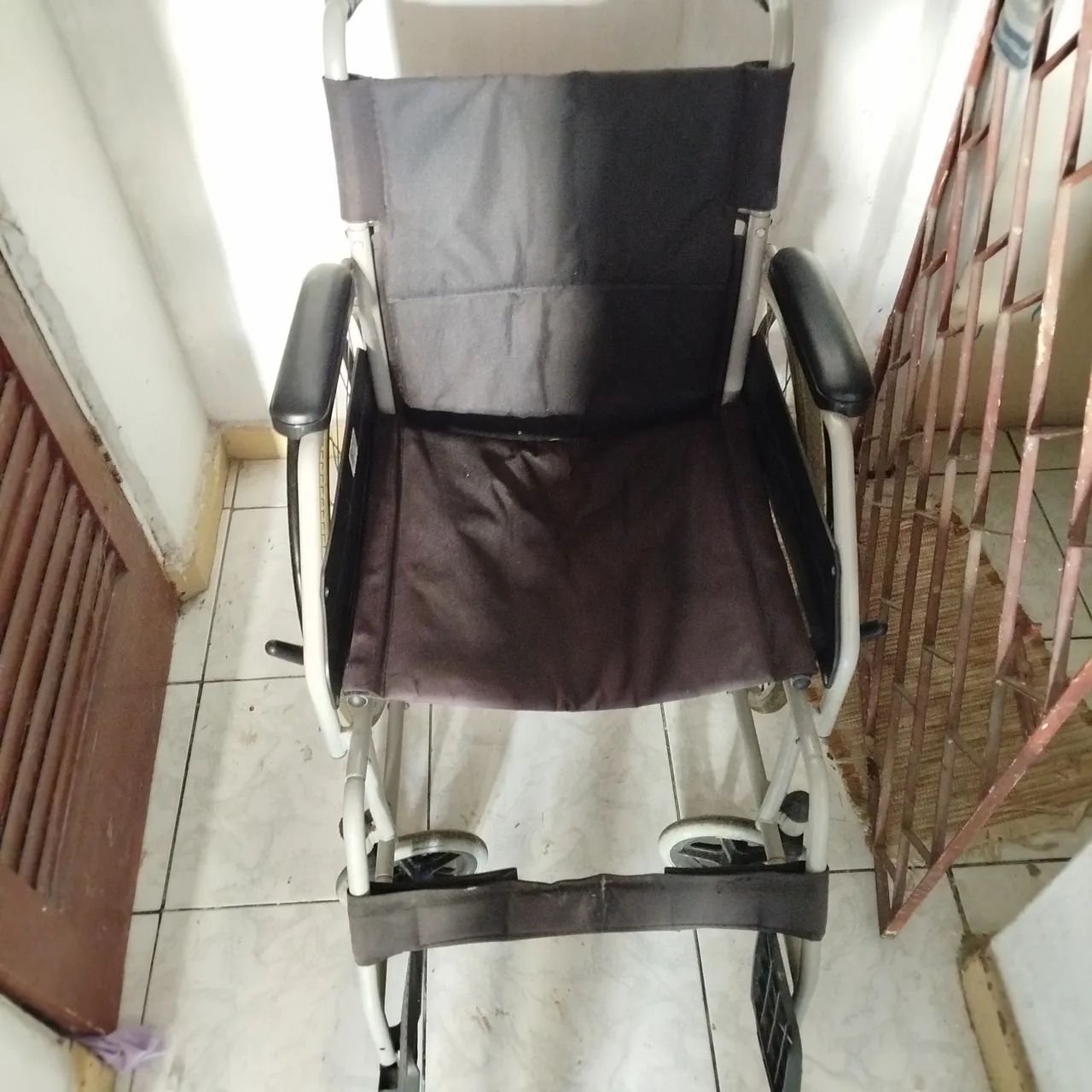 Vendo uma cadeira de rodas  - Foto 2