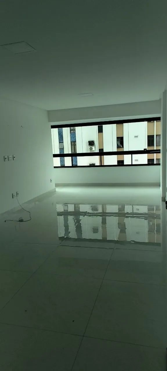 2 Quartos, sendo 2 Suítes e banheiro social.