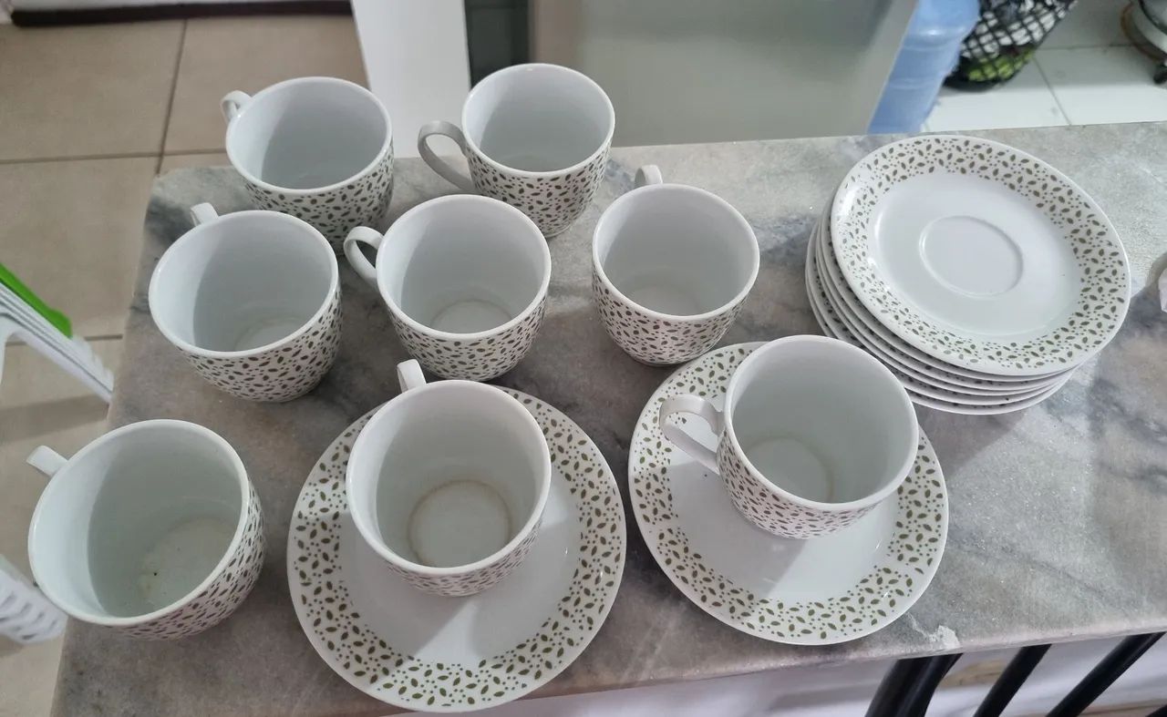 Conjunto de xícaras de cerâmica 