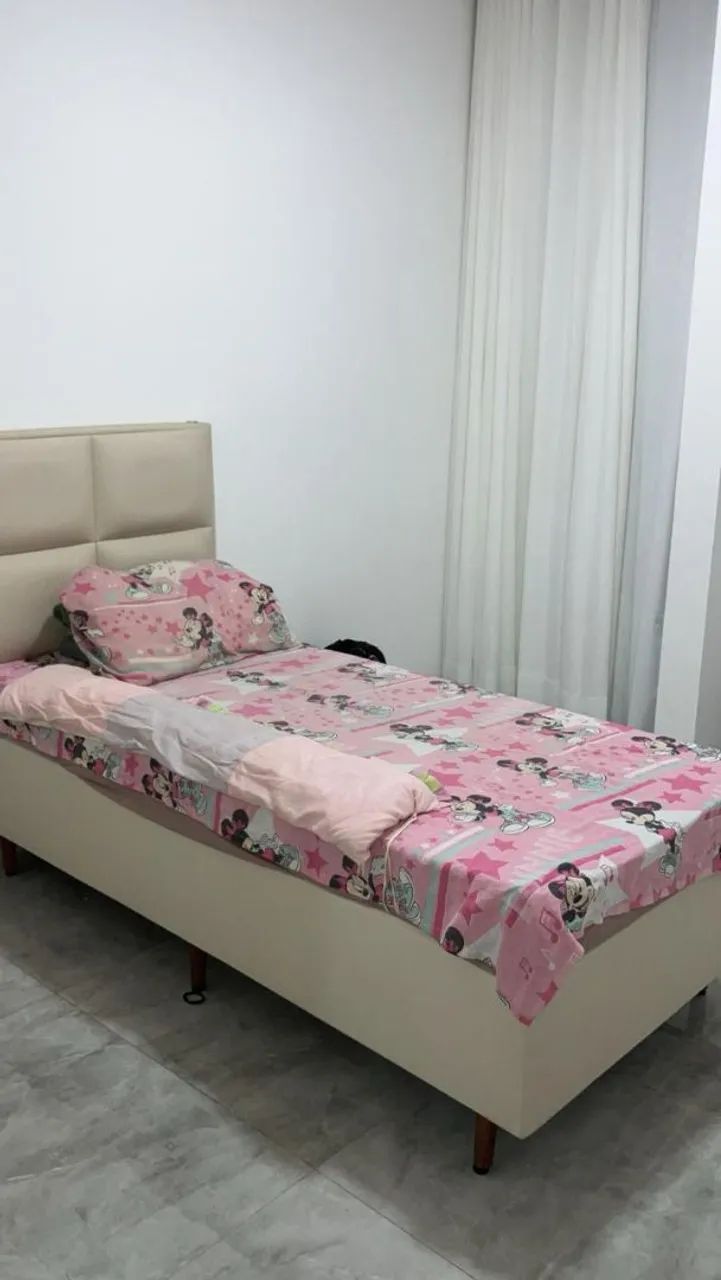 Cama com colchão e cabeceira