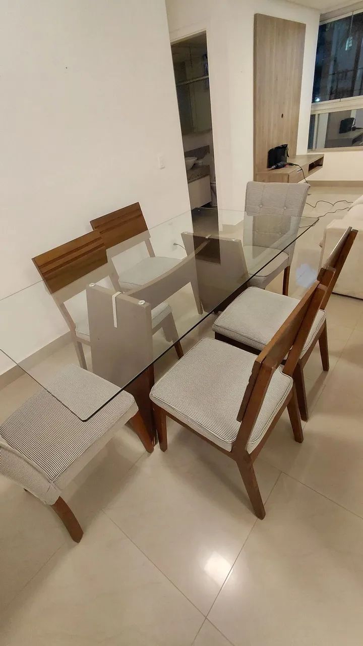 Mesa de jantar com com tampo de vidro e 6 cadeiras em excelente estado. 