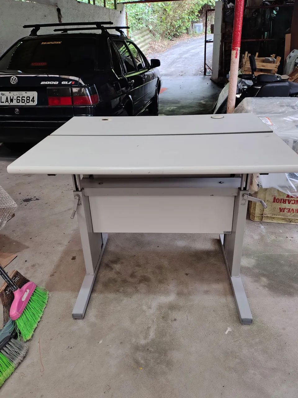 Mesa de escritório com regulagem 