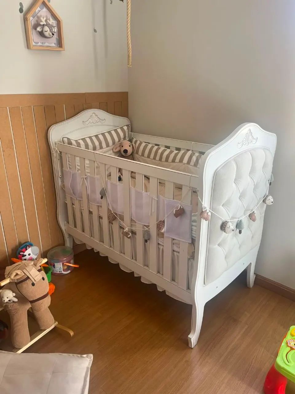 Berço Nóbile Branco Provençal com Capitonê Bege