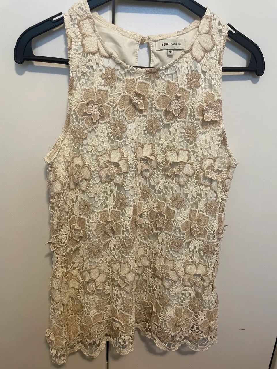 Blusa de renda com forro em cetim