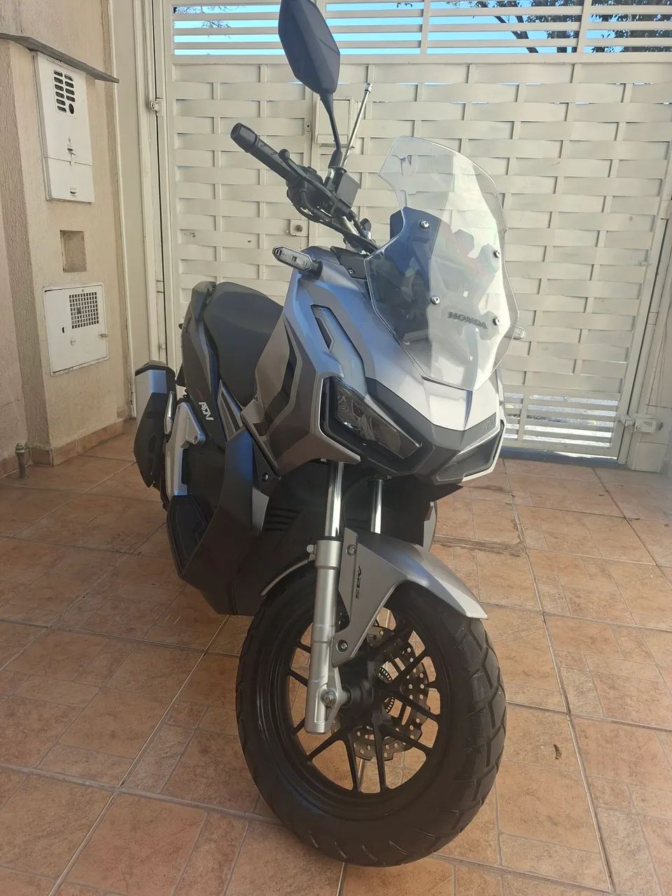 Moto de procedência extremamente nova 
