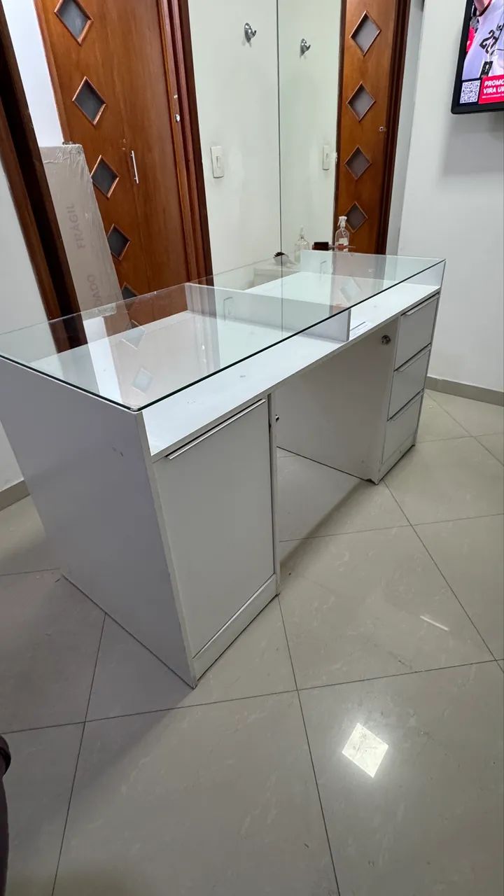 Mesa de escrito com tampa de vidro e gaveteiro - Foto 4