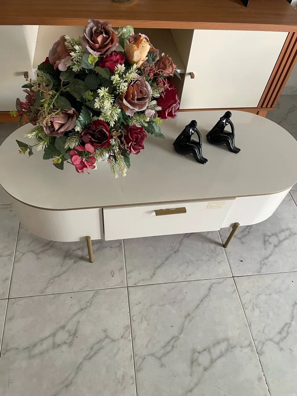 Vende-se Sofá retrátil, duas poltronas e um centro de sala. - Foto 4