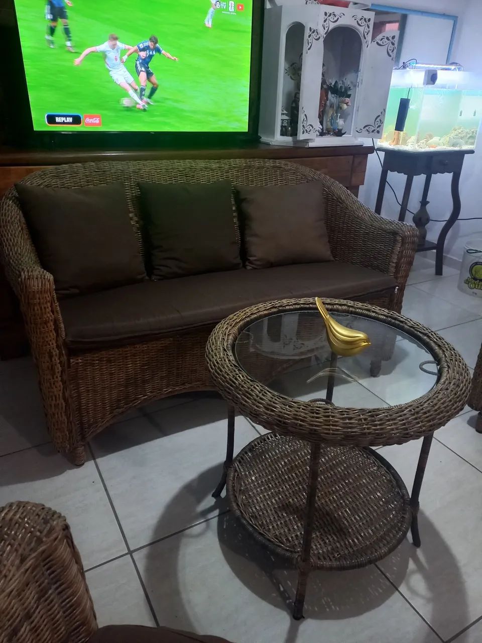 Um lindo jogo de cadeiras de vime e mesa de centro  - Foto 2