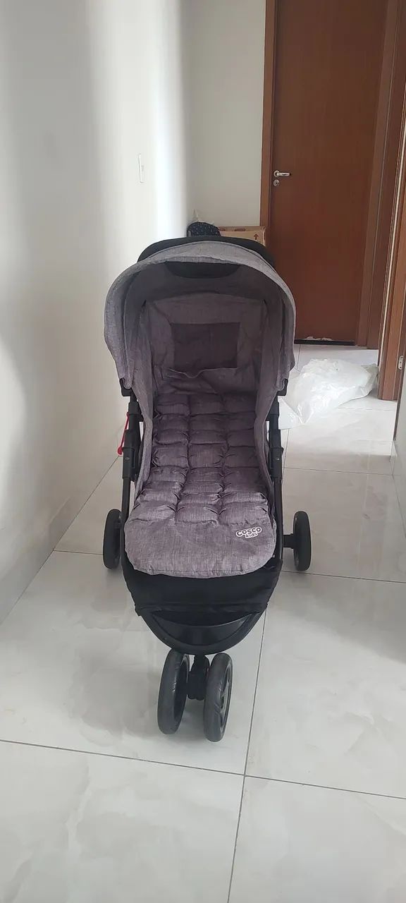 Carrinho de bebê. E bebê conforto Cosco 
