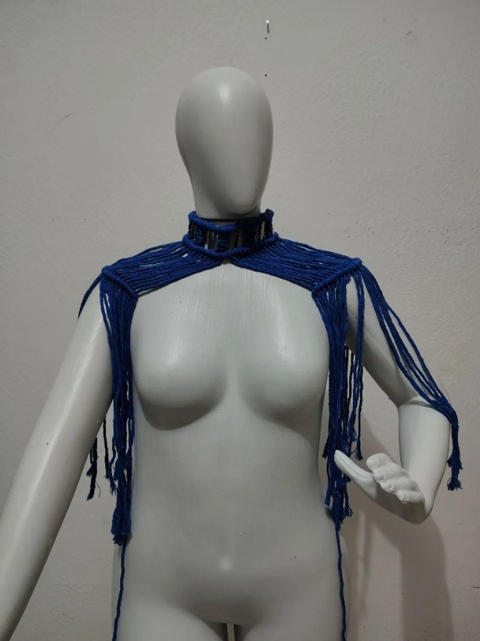 Ombreira de macramê azul 3 em 1, top e colar 