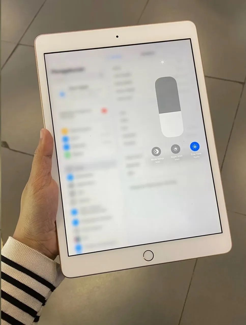 iPad 7ª Geração - Com Caixa e Nota Fiscal - Impecável - Foto 2