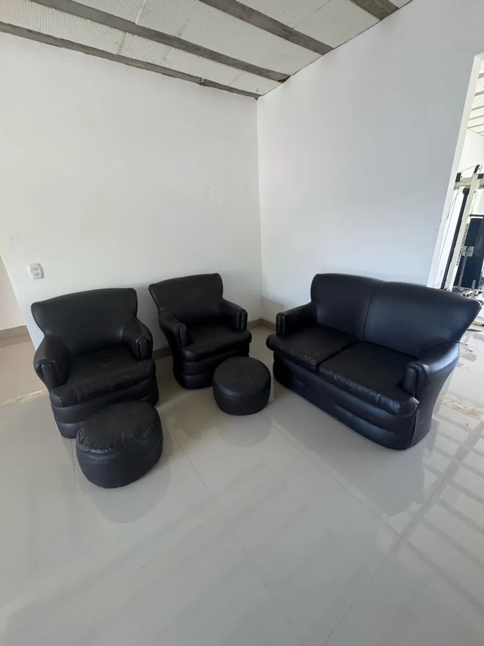 Conjunto de Sofá 2 Lugares + 2 Poltronas + 2 Puffs em Couro Preto - Foto 2