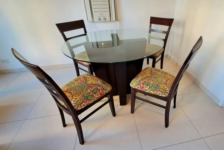 Mesa de jantar com tampo redondo de vidro e 4 cadeiras de madeira maciça. - Foto 3