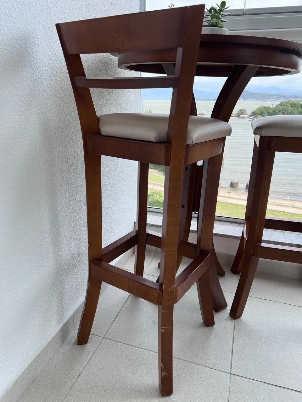 Mesa Bistrô com duas banquetas - Madeira maciça  - Foto 5