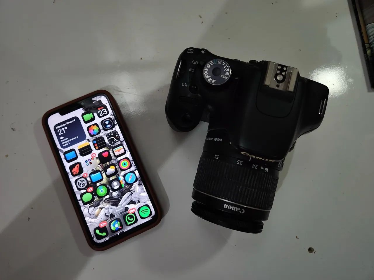 iPhone 11 Pro + Canon t2i (leia)