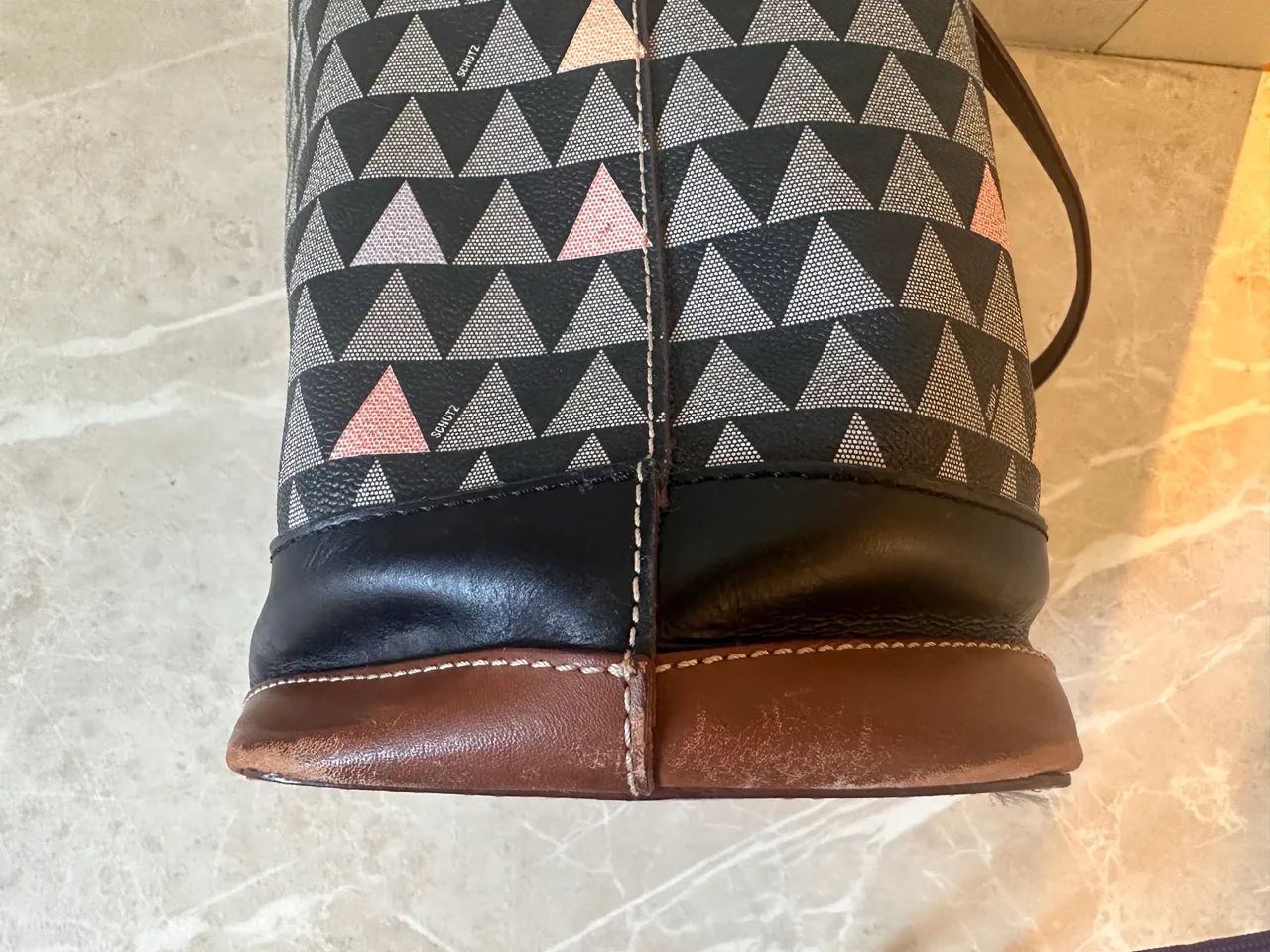 Bolsa Schutz Mini Tote Emma Neo Triagle Marrom  - Foto 6
