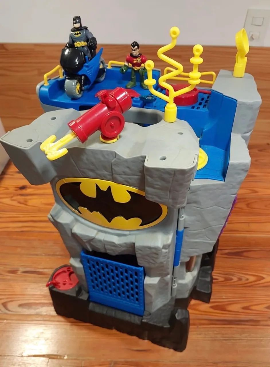 Castelo do Batman Imaginext com bonecos e acessórios  - Foto 4