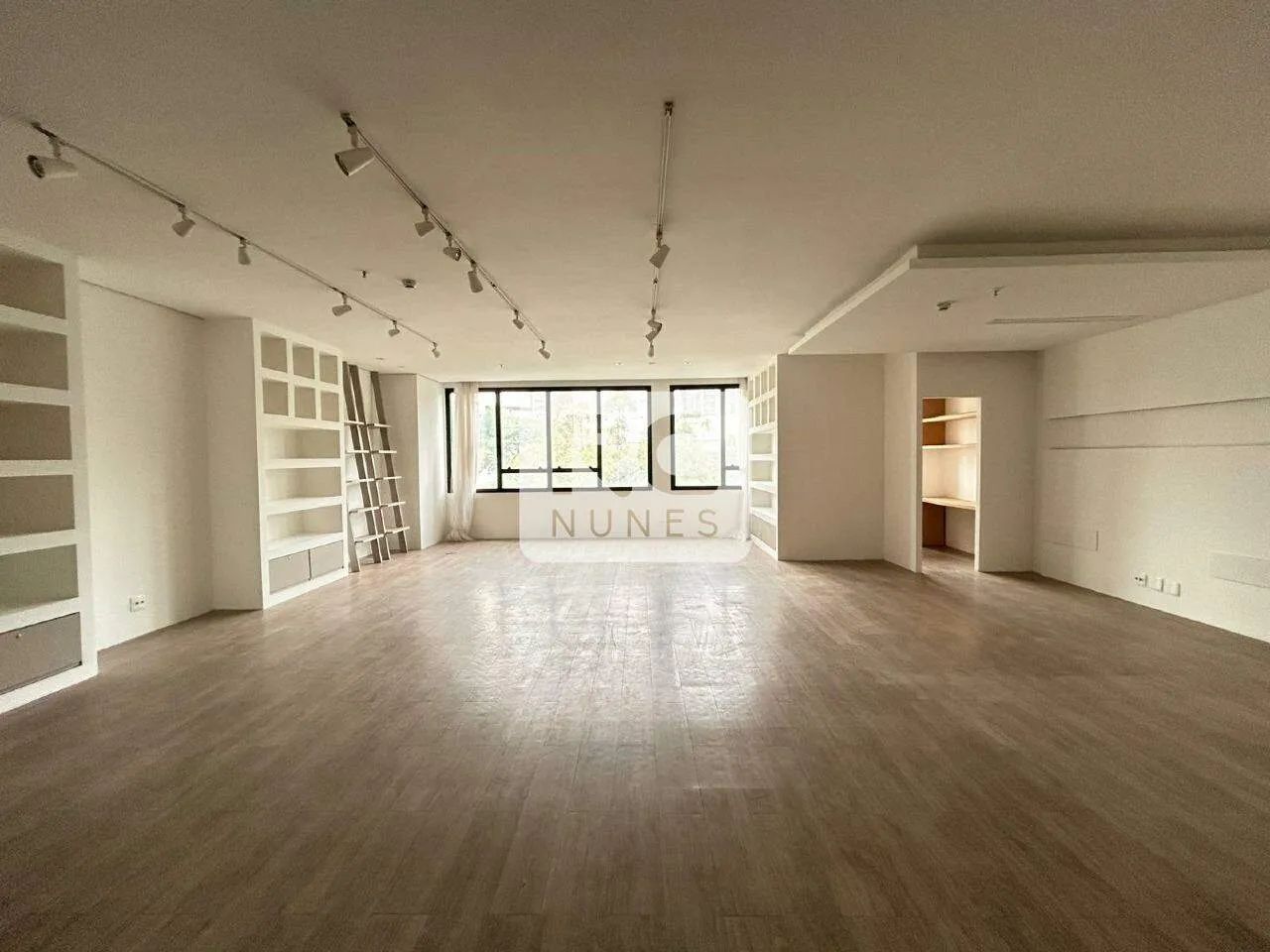 Sala com área de 89,50m², 02 banheiros no Bairro Vila da Serra, Nova Lima/MG.