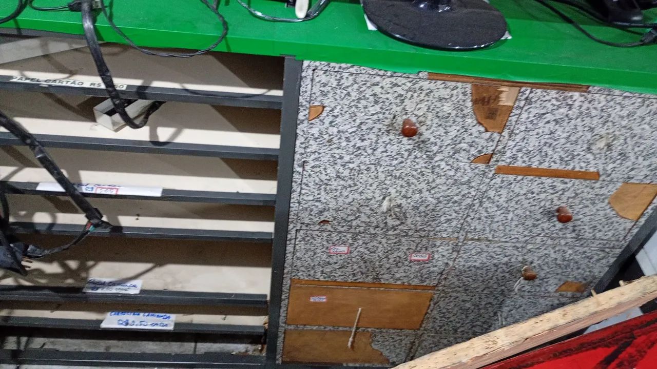 2 balcões com gavetas e prateleiras, bom para bazar, armarinho e papelaria - Foto 4
