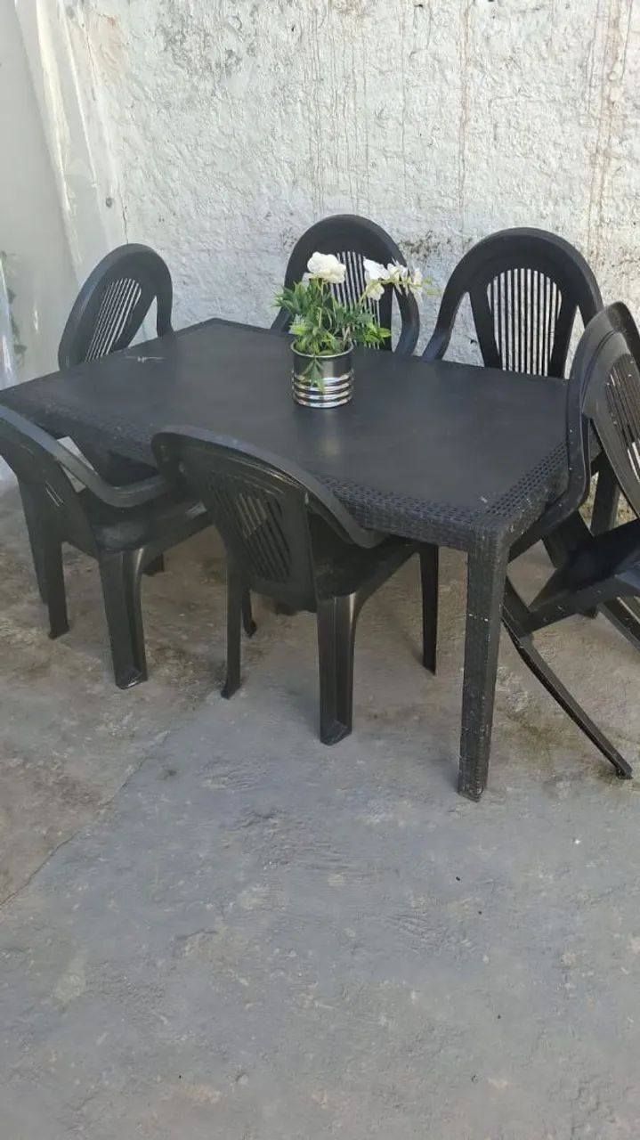 Mesa de jardim com seis cadeiras 